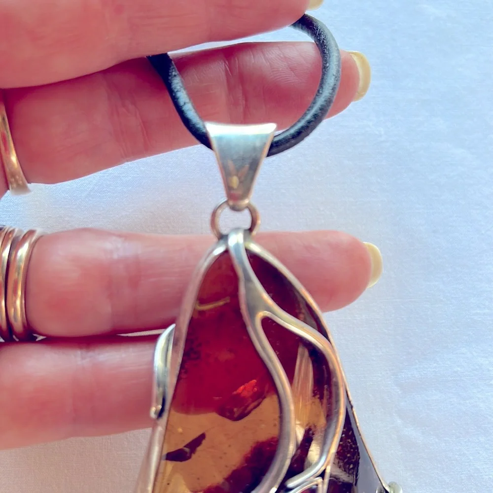 Amber pendant with leather necklace - Picture 13 of 14